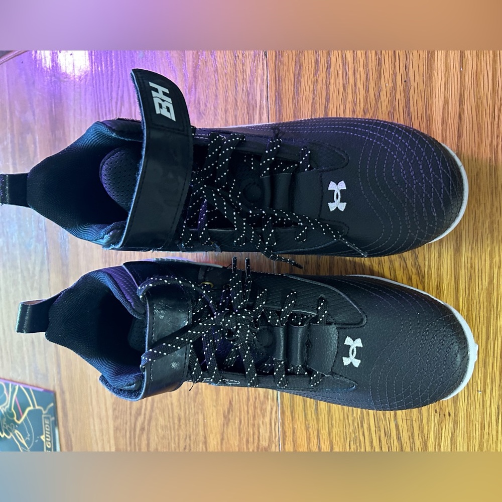 Youth size 6 baseball cleats
